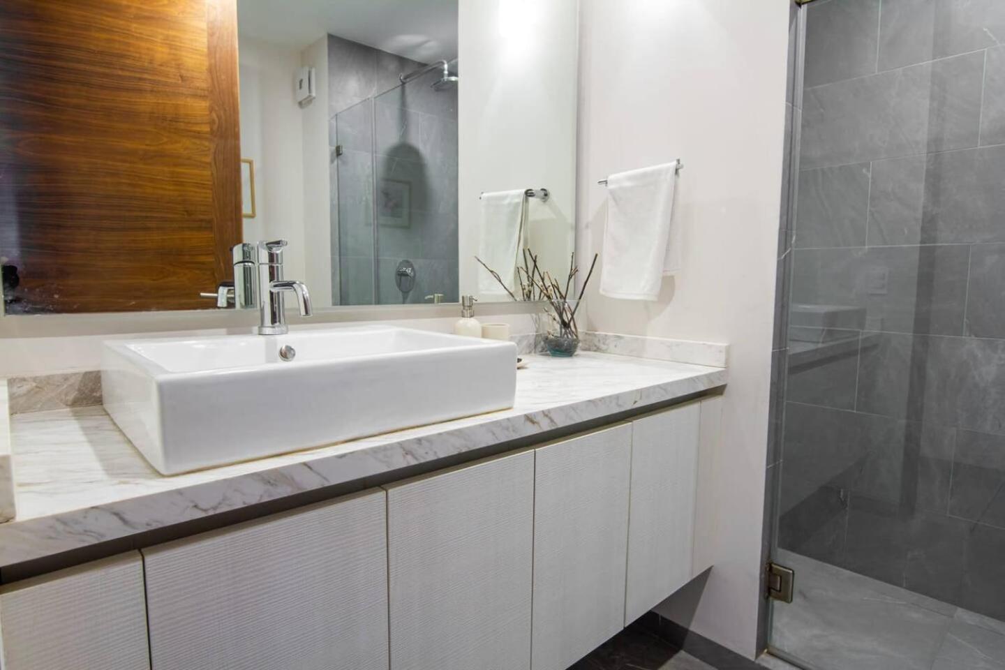 Private In Luxury Downtown